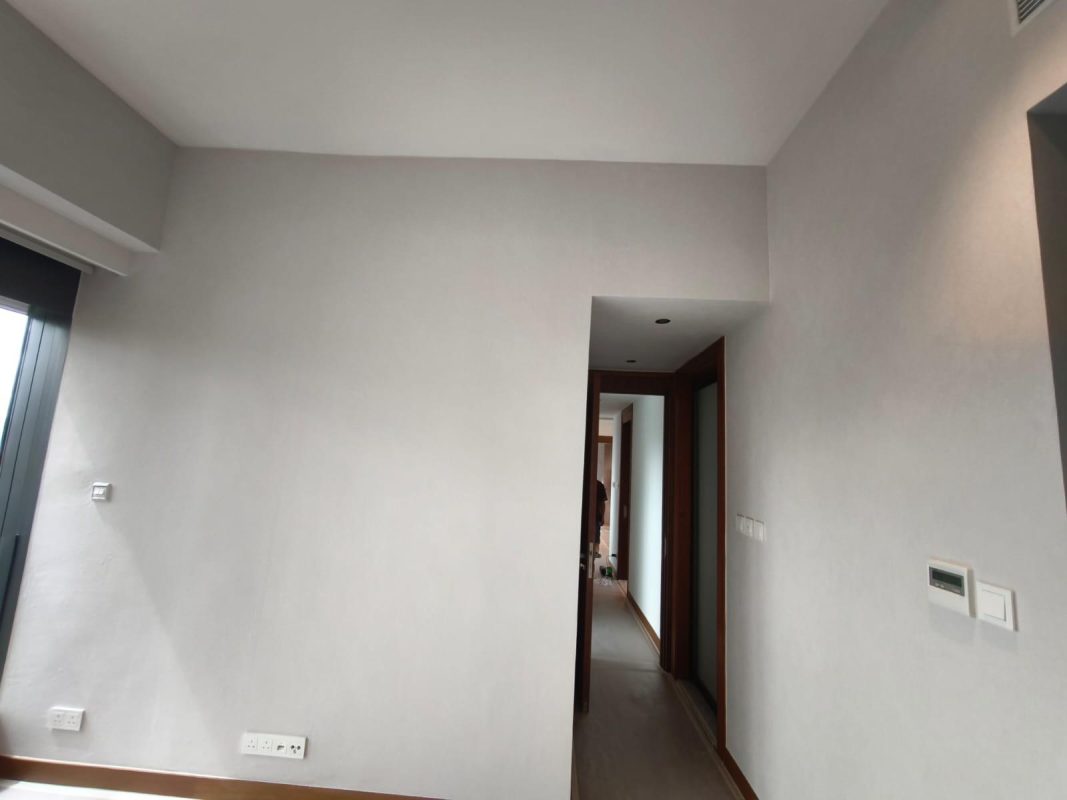 西半山大學閣全屋剷底批灰貼牆布工程完工實拍！想追求一個有質感的家，可以選擇貼牆布代替油漆，價錢雖然較貴，但牆布做到微立體的花紋效果，在燈光的照射下，不同角度會展現不同的美感。