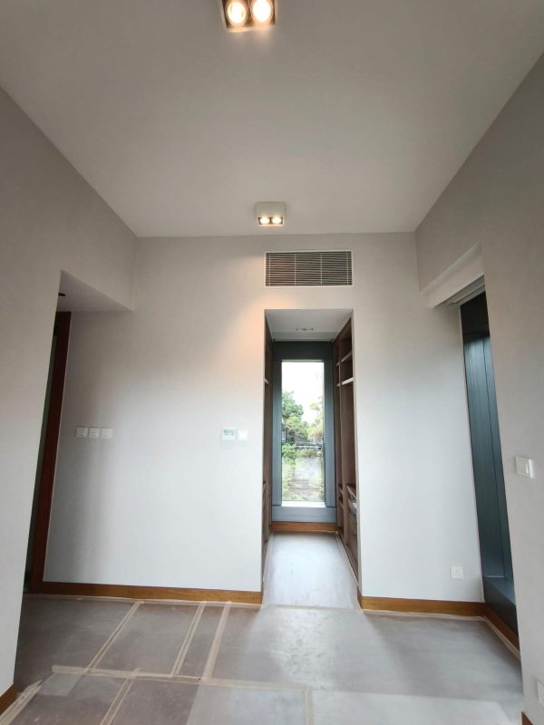 西半山大學閣全屋剷底批灰貼牆布工程完工實拍！想追求一個有質感的家，可以選擇貼牆布代替油漆，價錢雖然較貴，但牆布做到微立體的花紋效果，在燈光的照射下，不同角度會展現不同的美感。