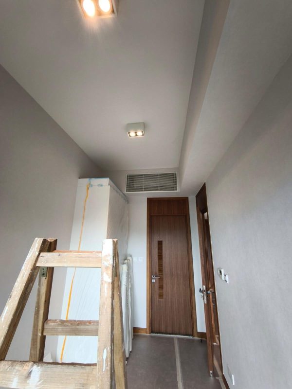 西半山大學閣全屋剷底批灰貼牆布工程完工實拍！想追求一個有質感的家，可以選擇貼牆布代替油漆，價錢雖然較貴，但牆布做到微立體的花紋效果，在燈光的照射下，不同角度會展現不同的美感。