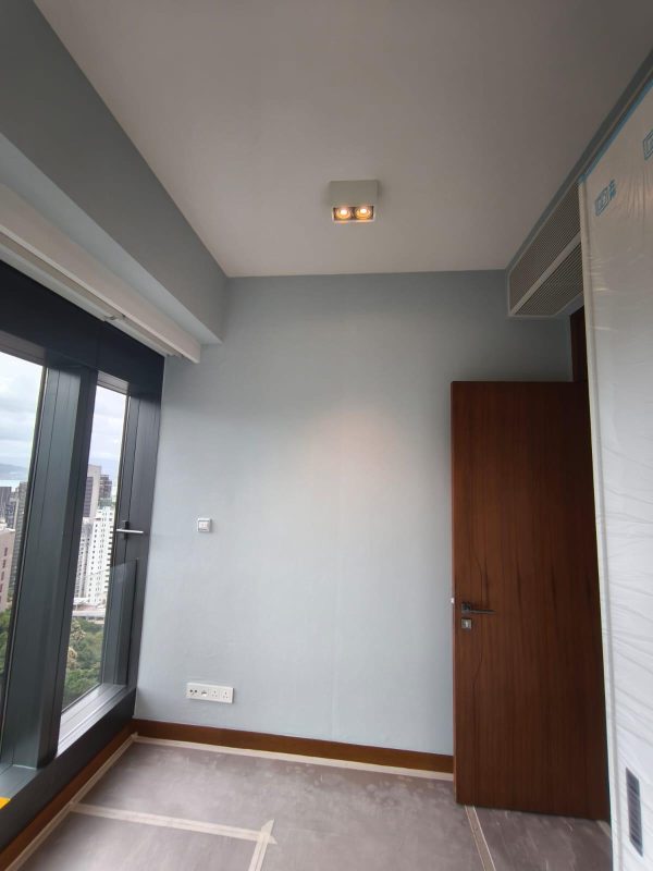 西半山大學閣全屋剷底批灰貼牆布工程完工實拍！想追求一個有質感的家，可以選擇貼牆布代替油漆，價錢雖然較貴，但牆布做到微立體的花紋效果，在燈光的照射下，不同角度會展現不同的美感。