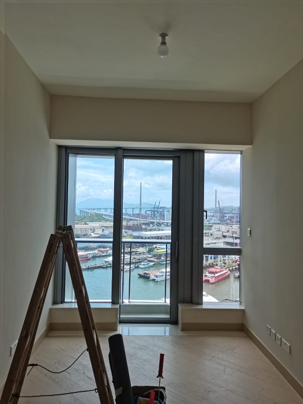 硅藻泥施工現場實拍。硅藻泥近年成成為裝修新寵兒，選擇以淺色為主，可以髹出獨特的質感，無論是簡約風抑或現代風家居風格都配搭得到。