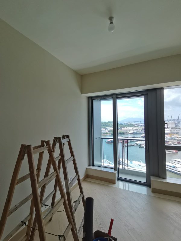 硅藻泥施工現場實拍。硅藻泥近年成成為裝修新寵兒，選擇以淺色為主，可以髹出獨特的質感，無論是簡約風抑或現代風家居風格都配搭得到。