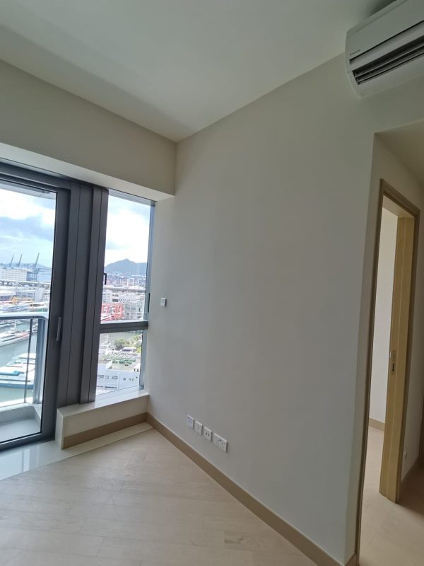 硅藻泥施工現場實拍。硅藻泥近年成成為裝修新寵兒，選擇以淺色為主，可以髹出獨特的質感，無論是簡約風抑或現代風家居風格都配搭得到。