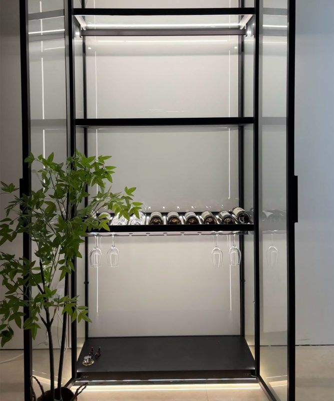 不用等太久，7至10天內我們就能把這款玻璃櫃送到你家，讓你儘快享受整潔、精緻的家居環境。