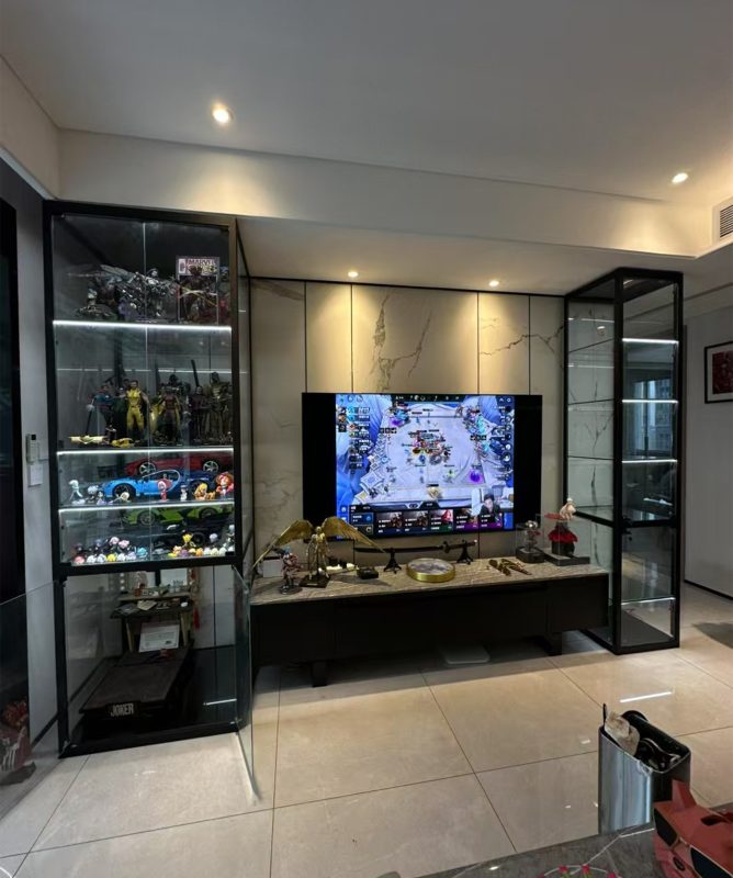 這款玻璃櫃，完全契合緊湊空間的需求。加厚極窄邊框設計，既節省了寶貴空間，又增添了現代感。無論是用作電視櫃、展示櫃還是收納櫃，都能讓你的小空間瞬間大氣起來！