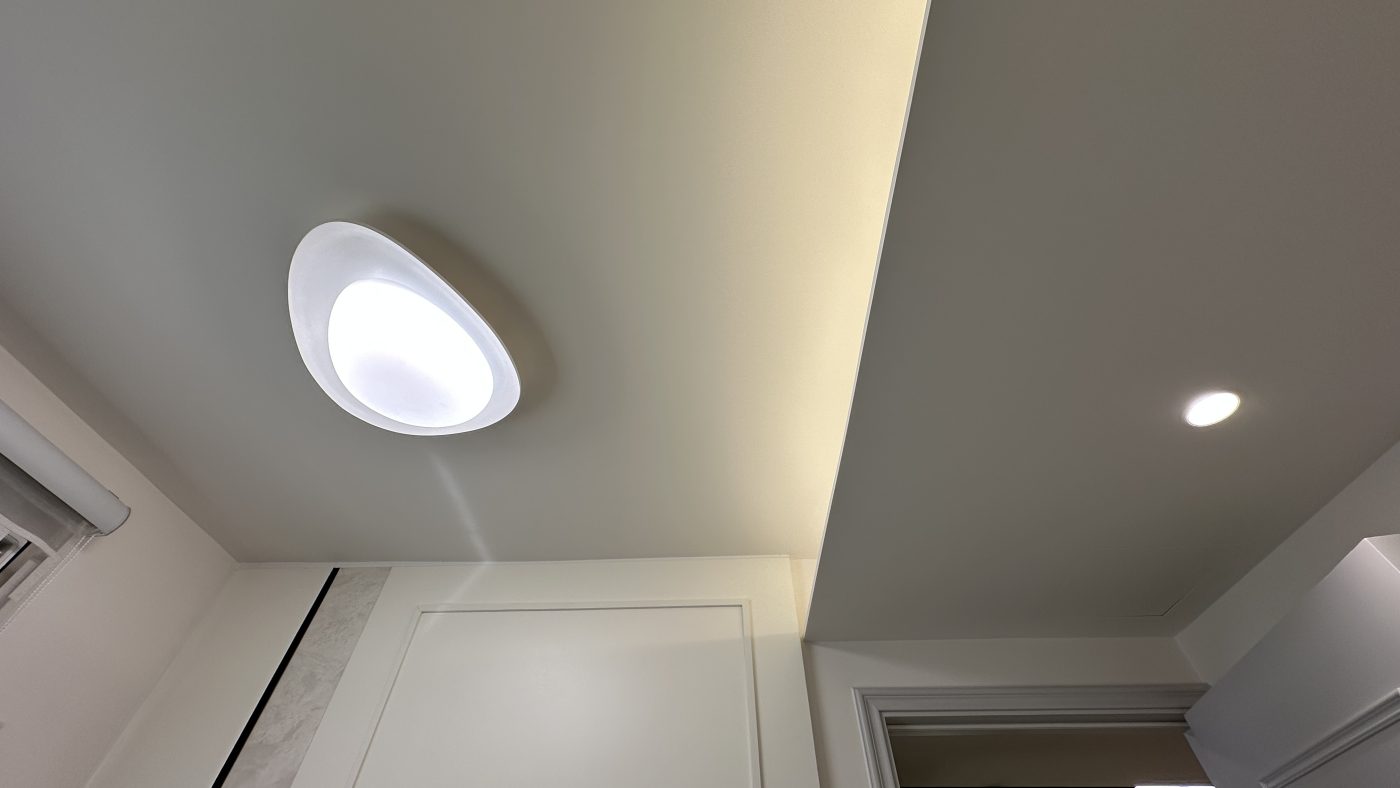 客廳燈槽及假天花工程連軌道燈大功告成，不同空間做不同款式的燈糟及假天花都可以，可以與設計師傾傾。