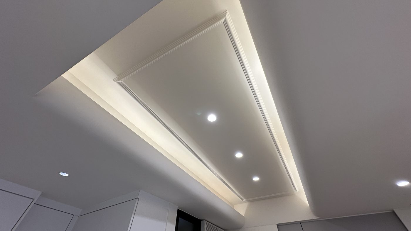 客廳燈槽及假天花工程連軌道燈大功告成，不同空間做不同款式的燈糟及假天花都可以，可以與設計師傾傾。