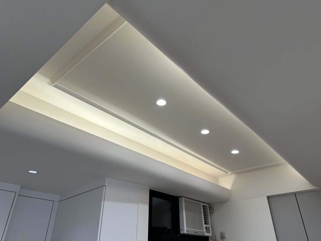 客廳燈槽及假天花工程連軌道燈大功告成，不同空間做不同款式的燈糟及假天花都可以，可以與設計師傾傾。