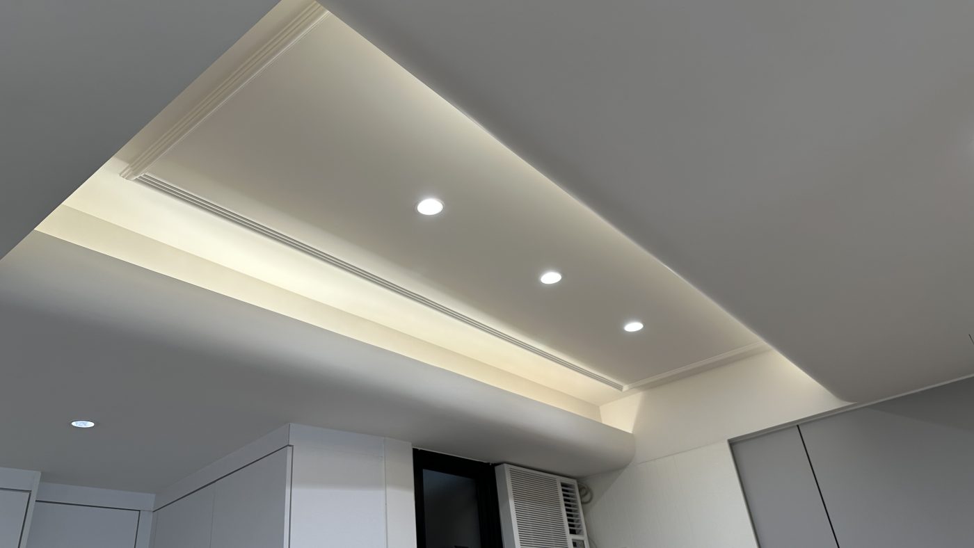 客廳燈槽及假天花工程連軌道燈大功告成，不同空間做不同款式的燈糟及假天花都可以，可以與設計師傾傾。