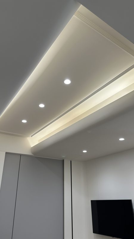 客廳燈槽及假天花工程連軌道燈大功告成，不同空間做不同款式的燈糟及假天花都可以，可以與設計師傾傾。