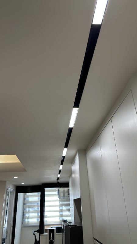 客廳燈槽及假天花工程連軌道燈大功告成，不同空間做不同款式的燈糟及假天花都可以，可以與設計師傾傾。