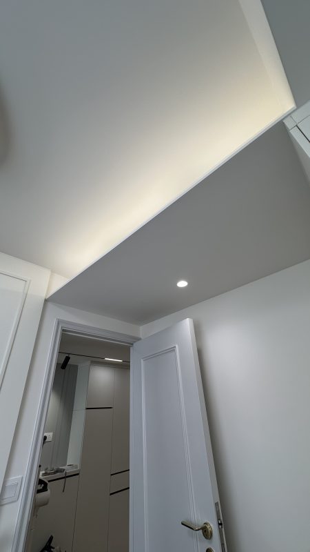 客廳燈槽及假天花工程連軌道燈大功告成，不同空間做不同款式的燈糟及假天花都可以，可以與設計師傾傾。