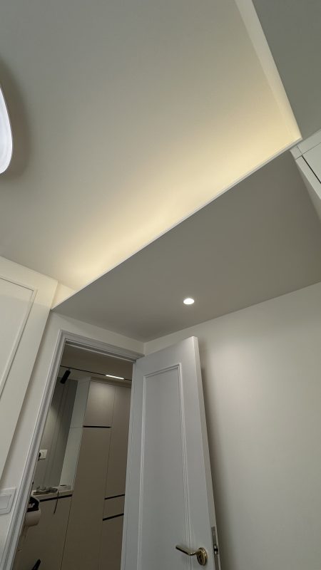 客廳燈槽及假天花工程連軌道燈大功告成，不同空間做不同款式的燈糟及假天花都可以，可以與設計師傾傾。