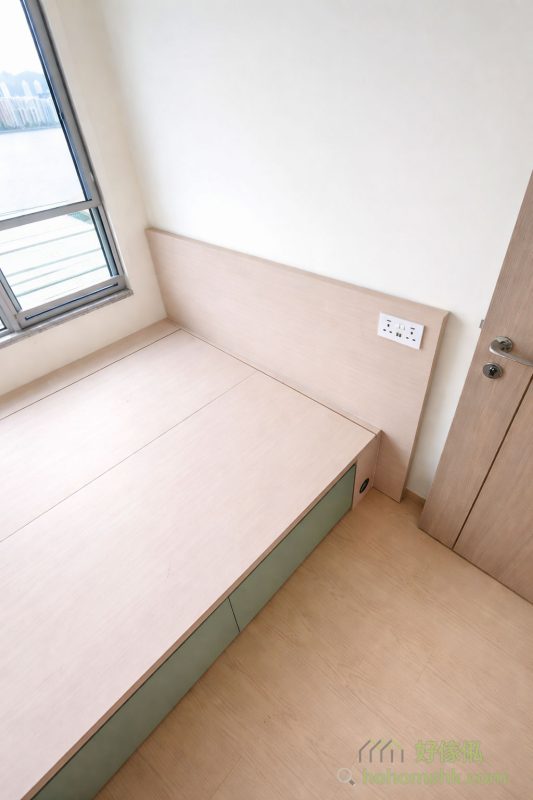 油壓床設計充分利用了有限的地面空間，提供了大量隱藏式儲物空間，讓房間維持整潔之餘，又不失舒適感。湖水綠的床底櫃桶與白色木紋地台的配搭，和諧自然，為房間增添了一份柔和的美感。