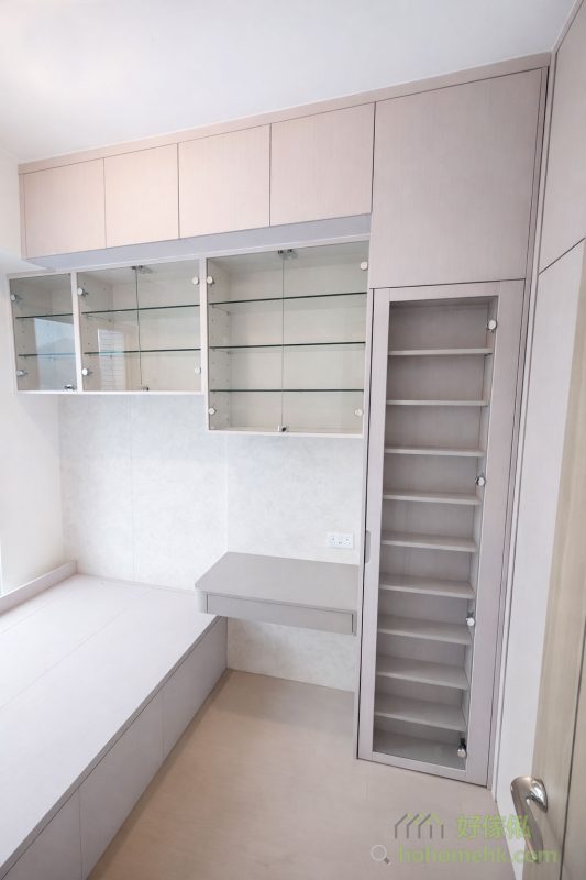 油壓床設計充分利用了有限的地面空間，提供了大量隱藏式儲物空間，讓房間維持整潔之餘，又不失舒適感。湖水綠的床底櫃桶與白色木紋地台的配搭，和諧自然，為房間增添了一份柔和的美感。