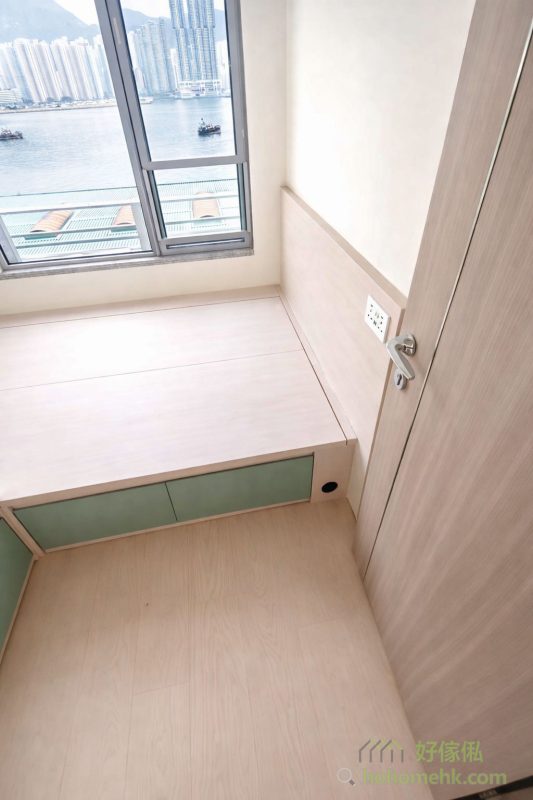 油壓床設計充分利用了有限的地面空間，提供了大量隱藏式儲物空間，讓房間維持整潔之餘，又不失舒適感。湖水綠的床底櫃桶與白色木紋地台的配搭，和諧自然，為房間增添了一份柔和的美感。