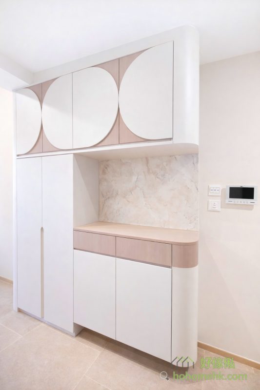 客廳的C字櫃以獨特的門板造型成為視覺焦點，設計簡約而不過時，完美融合時尚與實用性。其柔和的圓弧線條和淺色調，營造出溫暖舒適的家居氛圍，適合不同風格的室內設計，無論是現代還是經典。