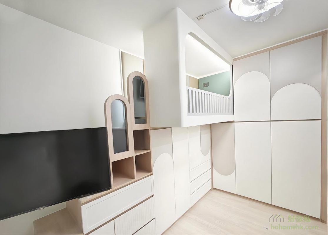 今次的案例位於東涌逸東邨雍逸樓的一個1人單位，為一位客戶打造了一張專屬的訂造閣樓床，設計既簡約又時尚，完美契合單位實際需要。閣樓床上層提供寢區，下層則設有多功能儲物櫃，充分提升空間利用率。無論是小型單位，還是有限空間的創意改造，訂造傢俬都可以幫你輕鬆解決家居難題。