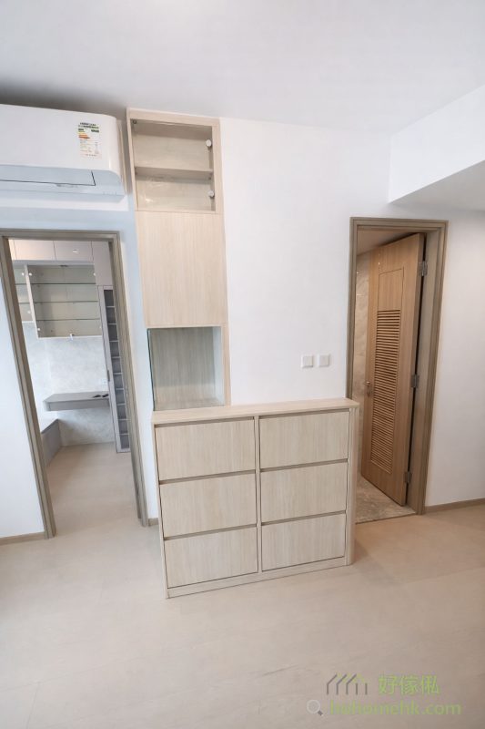 兩間房的衣櫃及吊櫃設計以輕盈感為主，避免因大型傢俬而壓縮視覺空間。設計師特意採用簡約的線條及淺色木紋，營造出空間延伸的效果，同時保持足夠的儲物容量，讓功能性與美觀性達到完美平衡。