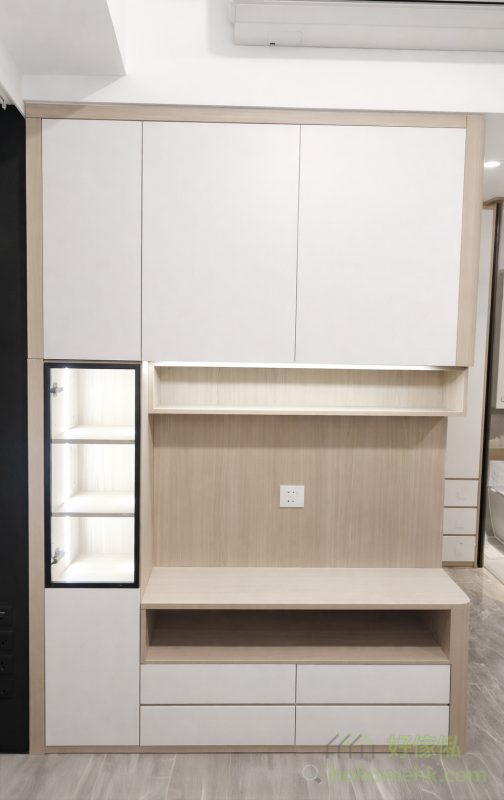 透過傢俬間房的設計，住戶可以自由調整客廳與睡房的空間比例，根據家庭需求靈活安排。選擇將更多空間留給客廳，不僅提升了空間的開放感，還增加了日常生活的舒適度。這樣的設計特別適合需要更多家庭互動空間的小型家庭，營造出更加和諧的家居氛圍。