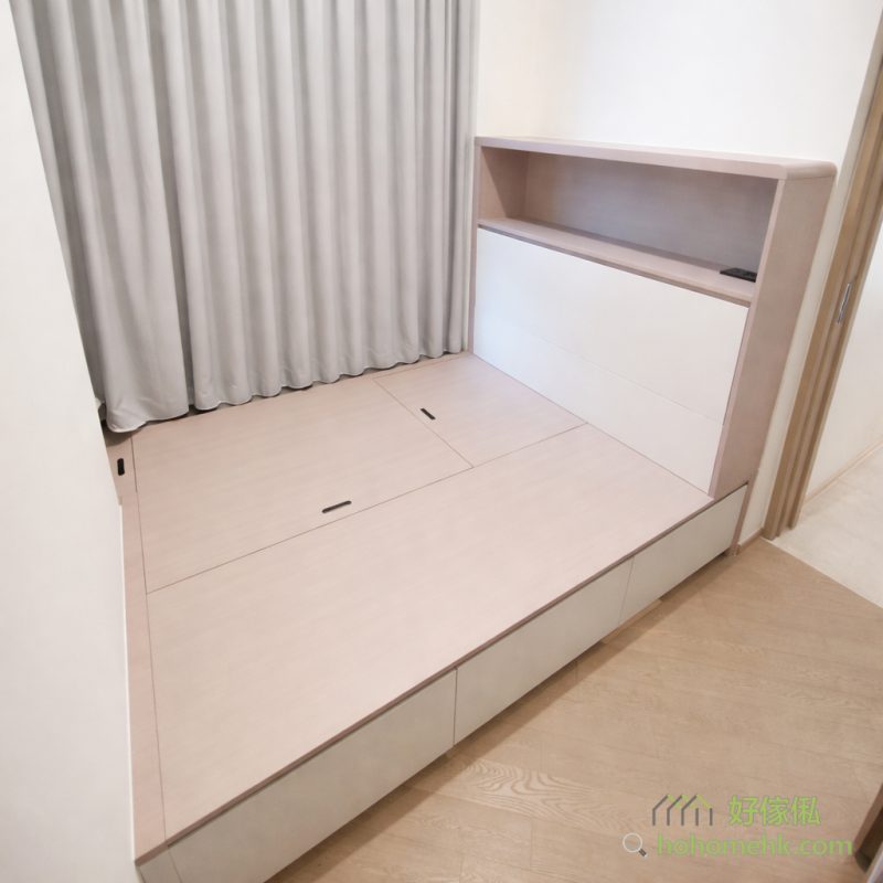 主人房的設計以簡單舒適為主，注重實用性。衣櫃採用拼色門板設計，既避免了單調感，又保留了簡約風格的核心，為空間注入一份和諧感。地台床和隱藏式儲物設計，則令房間更加整齊有序，營造出舒適的休息環境。