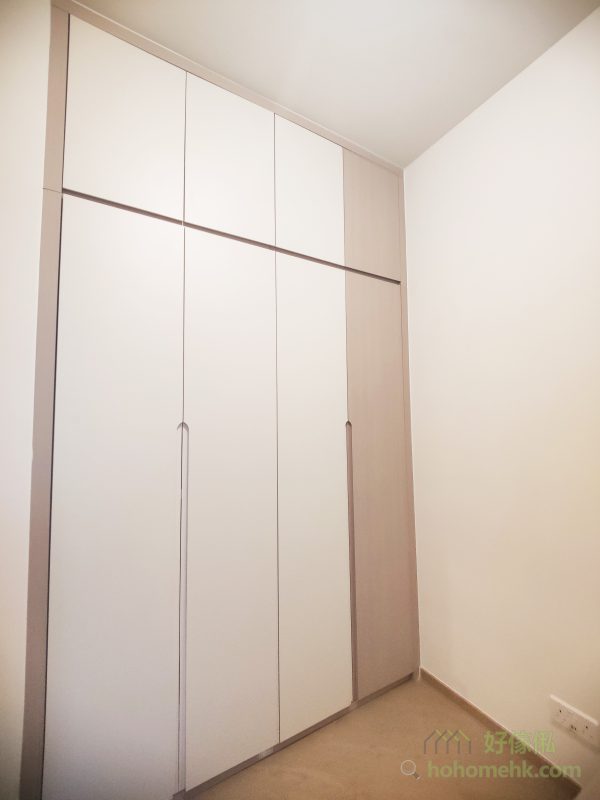 主人房的設計以簡單舒適為主，注重實用性。衣櫃採用拼色門板設計，既避免了單調感，又保留了簡約風格的核心，為空間注入一份和諧感。地台床和隱藏式儲物設計，則令房間更加整齊有序，營造出舒適的休息環境。