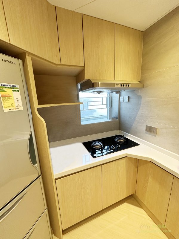 訂造廚櫃的另一大優勢在於對細節的關注。從櫃體的材料選擇到顏色的搭配，均以實用和美觀為出發點。木紋的櫃門設計，與白色石英石枱面相得益彰，營造出清新明亮的視覺效果。加上內置的LED燈，令整個廚房空間更具現代感。