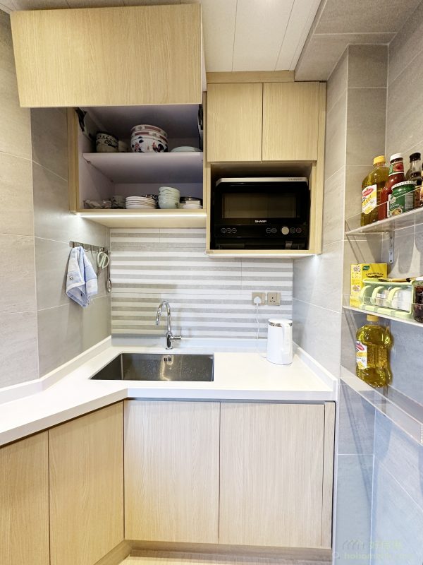 地櫃部分則配備了拉籃設計，讓各種廚具可以整齊有序地擺放。這種設計特別適合香港廚房的有限空間，不僅方便取物，還能避免廚具雜亂堆放的情況發生。拉籃的靈活性亦讓收納變得更加高效，為住戶帶來極大的便利。