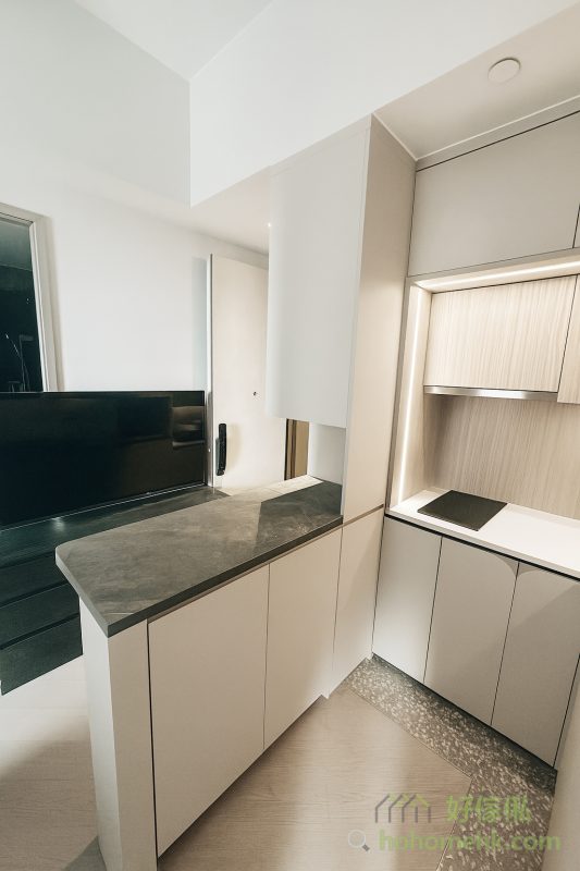 開放式廚房的中島櫃不僅功能多變，更大大提升空間的實用性。中島櫃可以作為備餐區，同時也能當作臨時的用餐桌。一些訂造設計更能把它巧妙地成為廚房和玄關的分隔屏障，為家中注入外國家居的時尚氛圍及獨特格調。此外，中島櫃還可加設抽屜儲物，方便擺放餐具或日常用品，既實用又美觀。