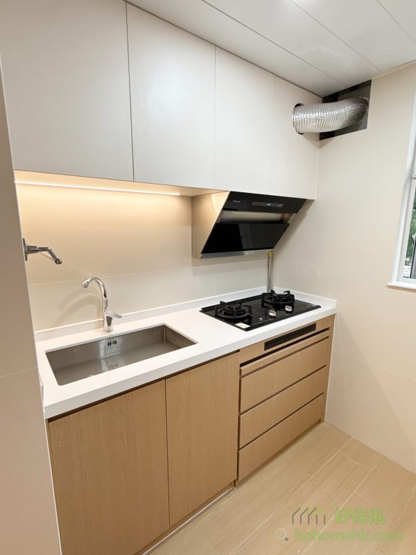 日式廚房的特色在於其柔和、簡約的配色，經典的木紋櫃身結合白色吊櫃，營造出溫暖又清爽的感覺。這種配色不僅能讓空間顯得更寬敞明亮，還能帶來平靜和諧的視覺效果，非常適合香港擁有有限空間的家庭。