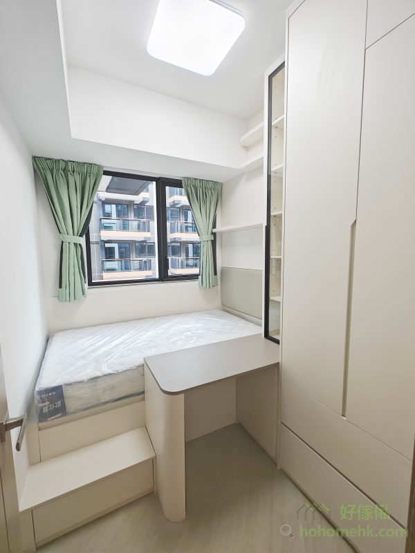 弧形元素的運用是奶油風設計的亮點之一，能有效柔化空間的尖銳線條，為房間注入更多的溫柔與優雅。書桌、櫃角的弧形設計不僅美觀，還提升了安全性，實用與美感兼備。