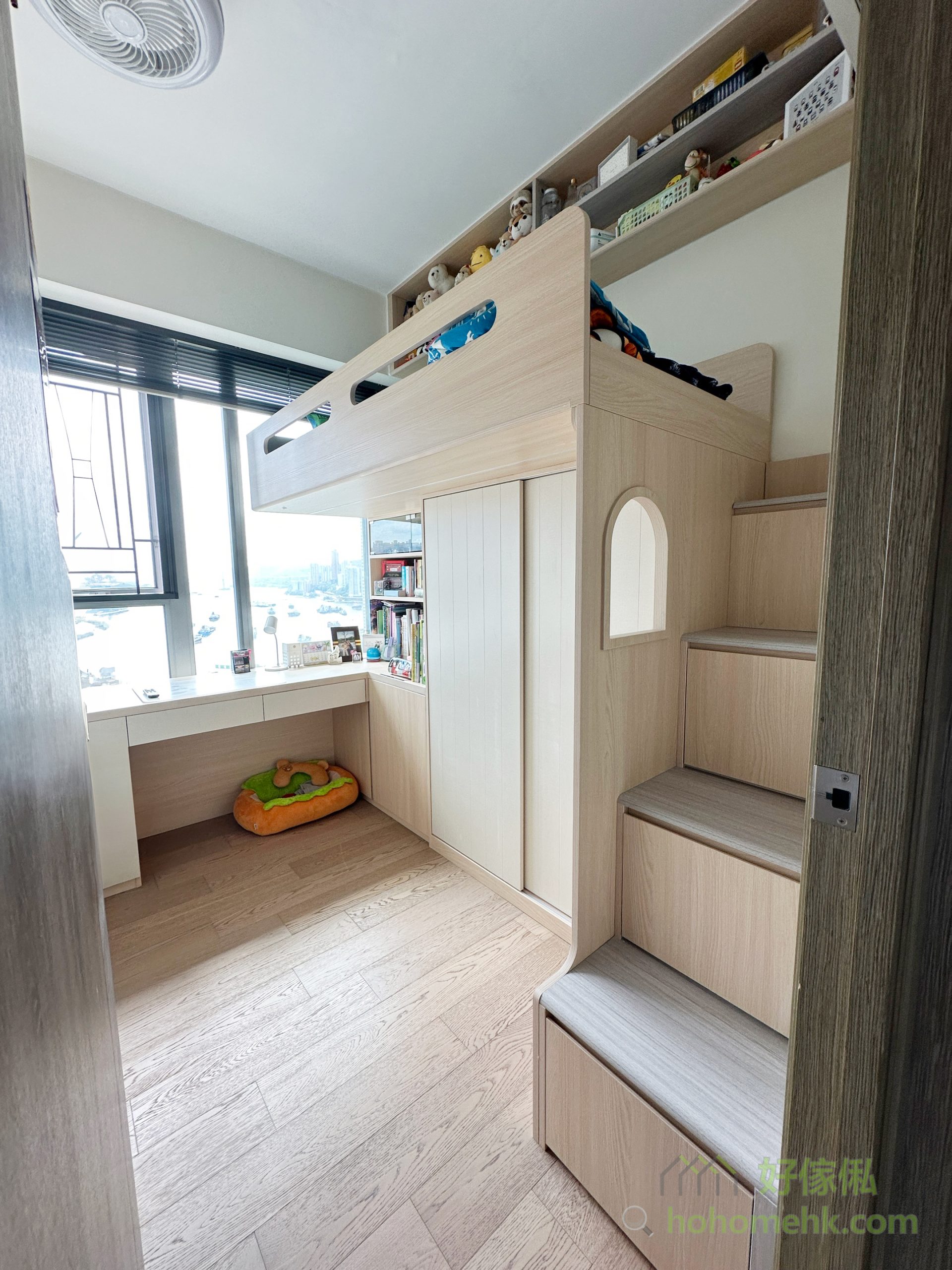 小朋友的物品通常色彩繽紛，組合床選用了自然柔和的木紋色作為主調，帶來溫暖且舒適的視覺效果。這樣的設計不僅讓空間顯得更加和諧，還能讓公仔、書本等物件成為點綴，凸顯房間的童趣與溫馨。