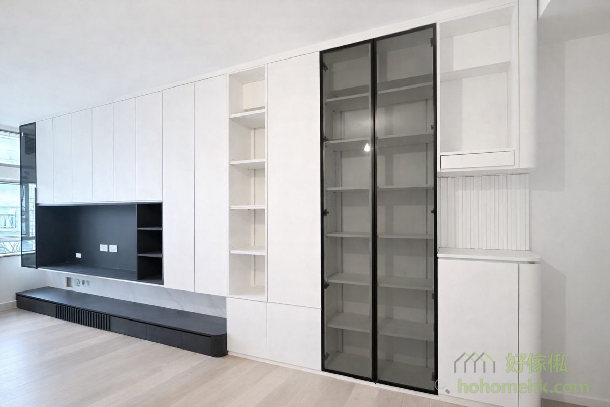 客廳以白色為主調，配搭少量玻璃櫃和深灰色地櫃，整體設計簡約而不失層次感。白色提升了空間感，而深灰和玻璃材質的點綴，則為空間增添了現代感，讓客廳成為全家人共享的舒適空間。