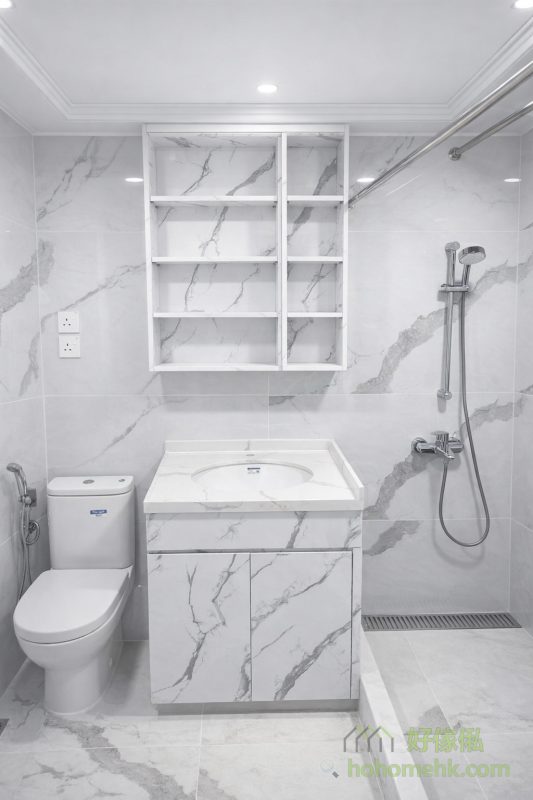 為了配合整體大理石紋設計，訂造浴室櫃成為不可缺少的一環。同系列設計的櫃體與洗手盆完美結合，無縫融入浴室風格。不但增加整潔收納功能，亦提供實用空間擺放日用品，令用戶感受到每寸空間的用心設計。不止於牆地磚，大理石紋更延伸至浴室櫃的夾板設計，形成整體一致的視覺效果。這種細緻化的全面設計，令視覺流暢之餘，亦展現出住戶追求生活品味的高端選擇。