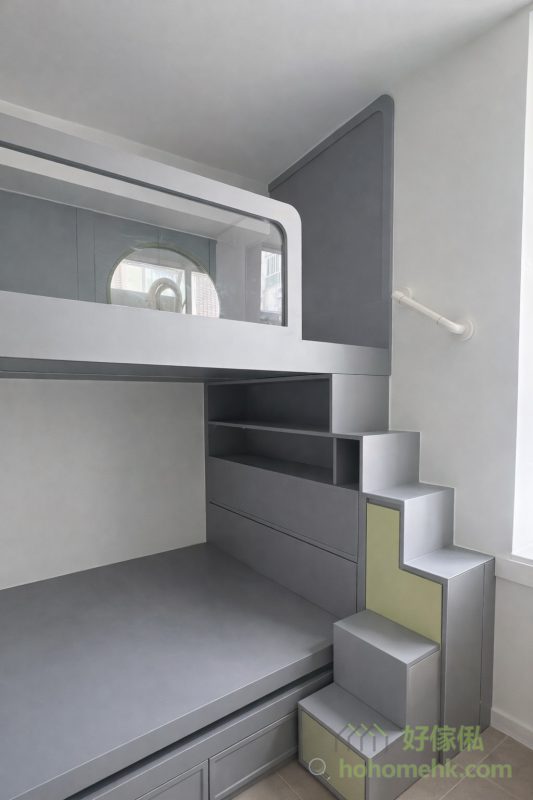 仔仔房的訂造傢俬設計，採用焗漆工藝，能調較出小朋友最喜歡的顏色，實現漸層拼色效果，讓房間更具童話氣息。而且衣櫃連書櫃還融入了 LEGO 元素，既實用又具有創意造型，滿足小朋友的遊玩及儲物需要，讓房間成為他們的夢想天地。而組合床那邊，因為考慮到會有卡通床單或公仔等等，就選用了沉穩的灰色為主，平衡全房的色彩。