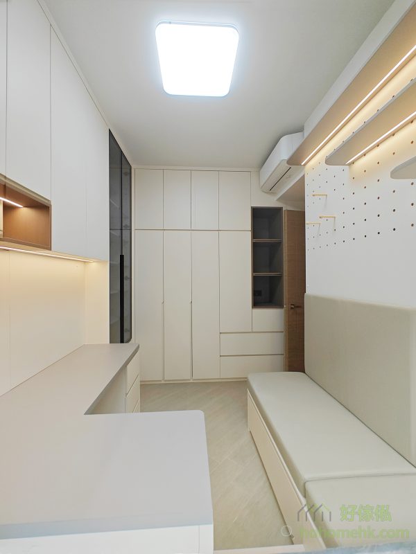 一面牆身訂造成洞洞板設計，既能與其他家具的顏色保持一致，又能靈活調整層板的長度與深度，滿足不同的展示與收納需求。無論是擺放書本、裝飾品，還是日常用品，洞洞板都能讓空間利用率達到最大化，同時保持整潔有序。