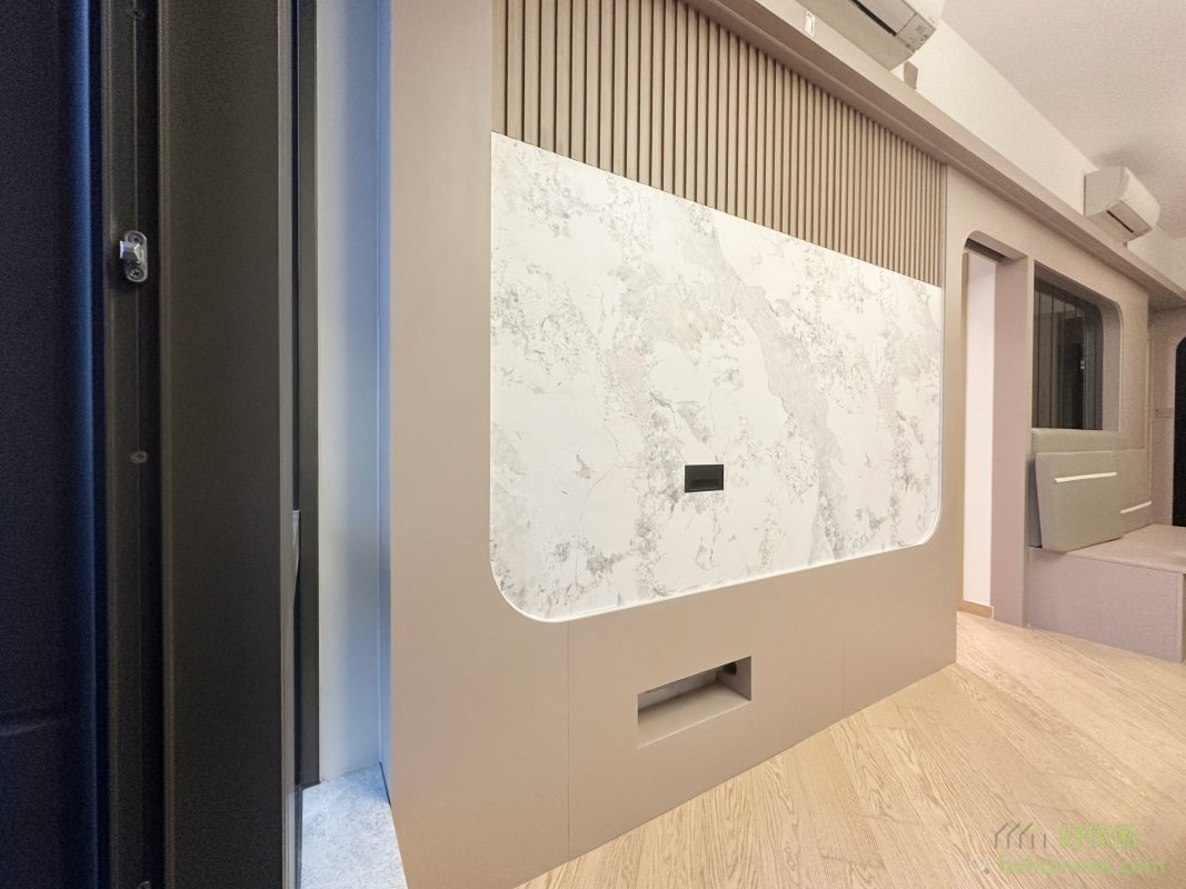 背景牆可搭配隱藏式燈帶，為家居增添多層次的光影效果。無論是溫馨的家庭聚會，還是浪漫的晚餐時光，都能通過燈光調節營造不同的氛圍，讓家居生活更具儀式感。