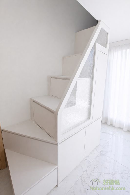 樓梯櫃作為通往閣樓床的必經之路，除咗考慮方便實用，更結合了儲物功能。每級樓梯都設有隱藏式儲物格，適合存放日常用品，例如被褥、雜物等，一物多用，充分利用每一寸空間。同時，樓梯設計還考慮安全性，闊度及高度都經過精細計算，照顧一家大小的需要。