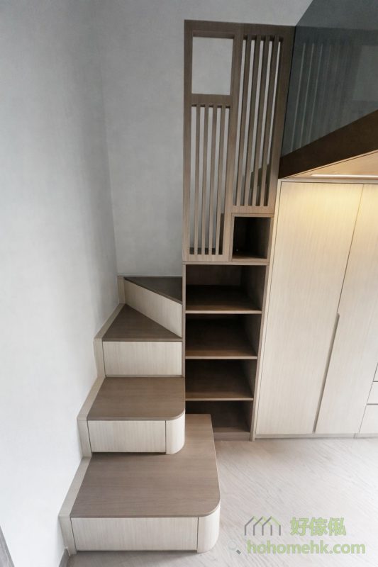 在閣樓設計中，樓梯是至關重要的元素。不僅需要實用，還要兼顧空間感和安全性。大人使用的轉角樓梯櫃設計，可選擇只在上半段安裝扶手，既能保持樓梯簡潔透氣，亦保障使用的安全性。同時，樓梯底部位置更可設計為收納空間，實現多一層的功能化。