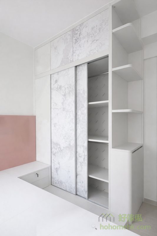 囡囡房的設計特別注重收納空間，考慮到小朋友在不同成長階段會有不斷變化的儲物需求。衣櫃、書櫃及床底和地台收納的巧妙結合，提供了多層次的儲物方案，不僅保持空間整潔，還讓房間更具舒適感。