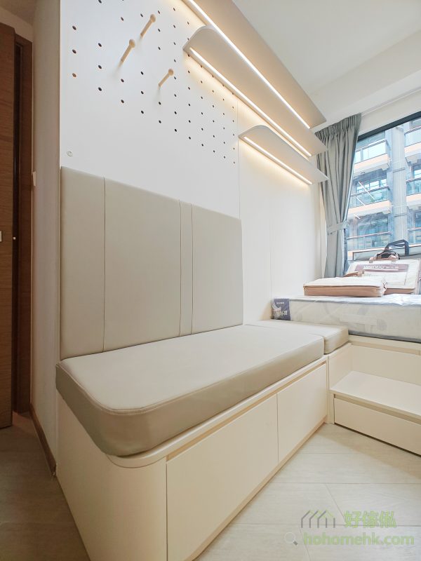 弧形元素的運用是奶油風設計的亮點之一，能有效柔化空間的尖銳線條，為房間注入更多的溫柔與優雅。書桌、櫃角的弧形設計不僅美觀，還提升了安全性，實用與美感兼備。