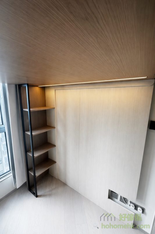 高樓底房間透過訂造大閣樓，可以輕鬆將空間分成上下兩層。上層設為休息區，成為屬於個人的安靜天地，下層則結合大衣櫃和工作、遊戲空間，滿足儲物和生活多功能需求。這類設計不僅優化空間使用率，更提升整體的居住舒適度。