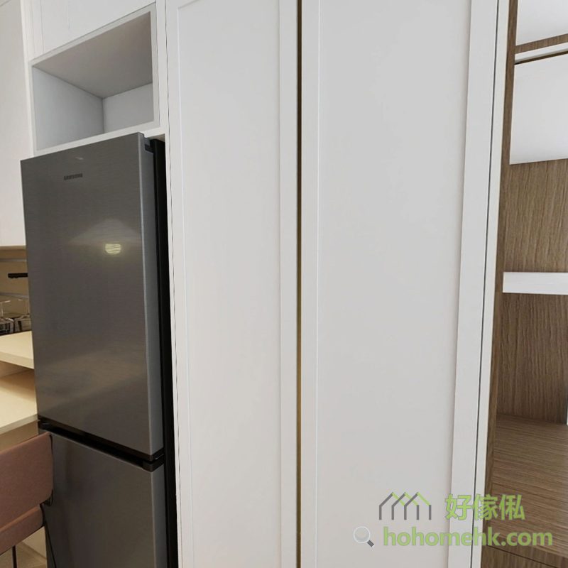 新樓一般都有附設廚櫃，如果想在餐枱旁邊增加儲物櫃，可以選用白色，或廚櫃的近似色，可以令全屋的傢俬更加融合。