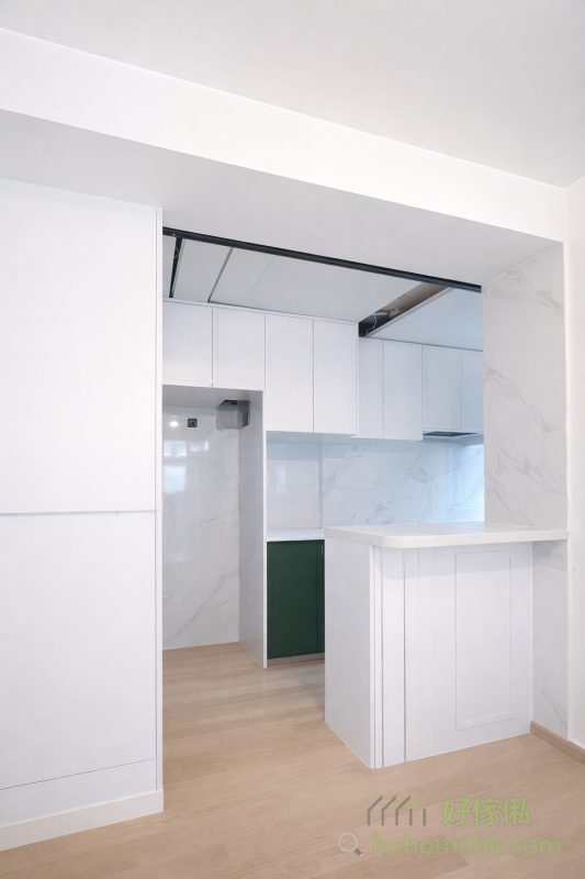 廚房採用半開放式設計，以吧枱作為廚房與客廳的分隔。吧枱由廚櫃延伸而成，不僅增加了工作枱面的面積，還提升了空間的互動性。無論是煮大餐還是招呼朋友，這樣的設計都讓生活更加方便、愜意。