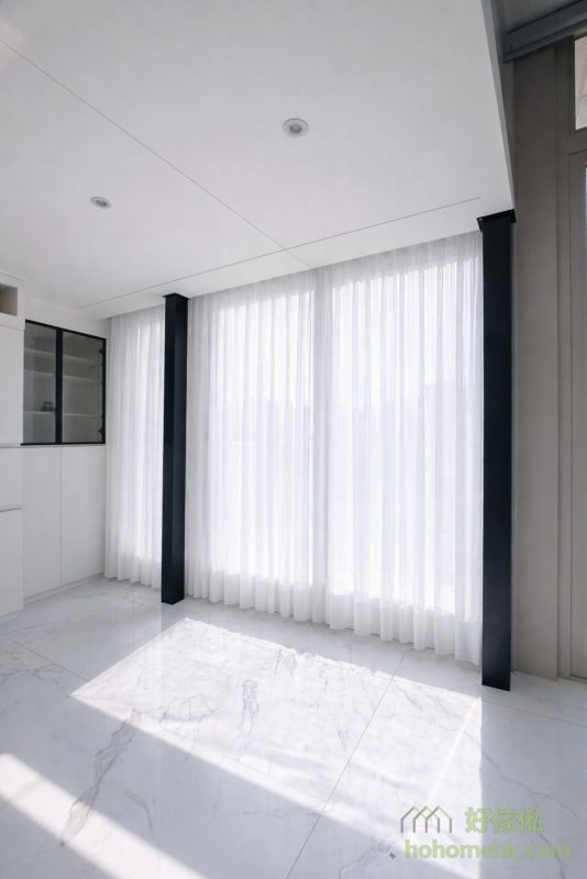 單位擁有單邊大窗設計，自然而充足的採光為室內帶來舒適明亮的生活氛圍。因此，我們特意在靠窗位置以企柱代替儲物櫃作為閣樓床的落地支撐。這樣不僅避免阻擋窗戶光線，更進一步提升了空間的通透感，同時保持結構穩固和整體美觀，可謂設計與功能的完美結合。