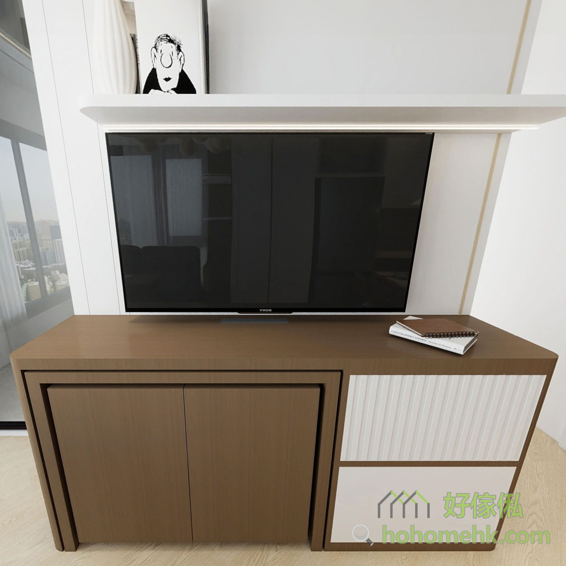 電視地櫃同樣用了深木色,平衡電視機的深色,同時亦有一邊白色條子門來過渡深淺色配搭,是細緻的設計感。