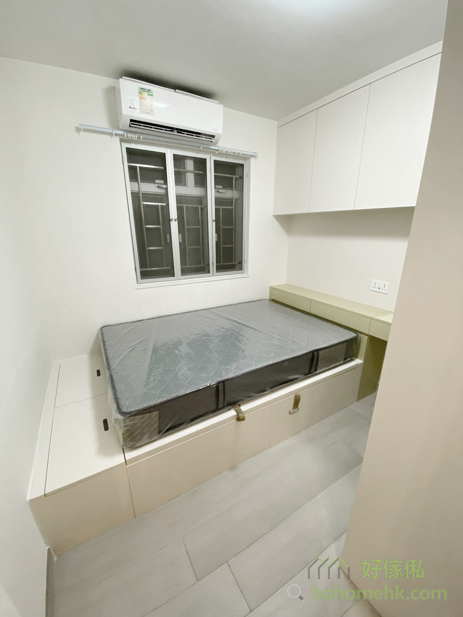 這款訂造的超大地台除了作為睡床基底,還提供了隱藏式的超大儲物空間,完成了功能與美觀的無縫結合。地台部分搭配油壓床設計,在床板下方設置充裕的儲藏空間,方便存放大型床品或季節性物品,同時保持空間整潔。這種巧妙的設計特別適合香港小型單位,最大化地利用每一寸空間。