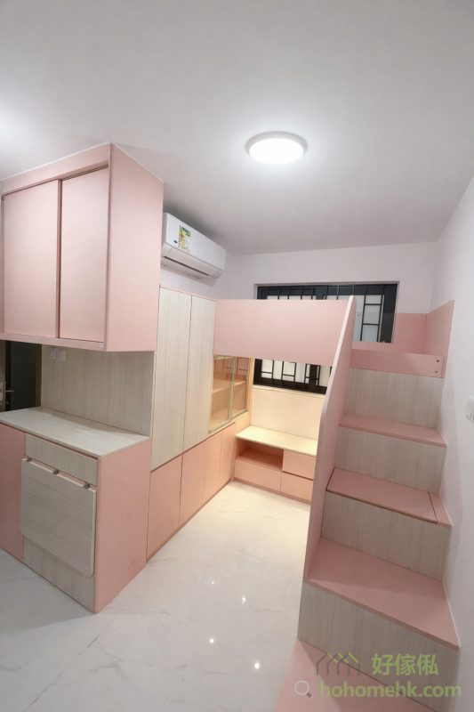 上床下書枱的設計，樓梯延伸出多用途的儲物櫃，充分利用垂直方向的空間，增加儲物空間。使用粉紅色與淺木色作搭配，既保持統一家居風格，亦創造柔和舒適的視覺效果。同時，這樣的設計亦具有兼顧功能性與審美的平衡。