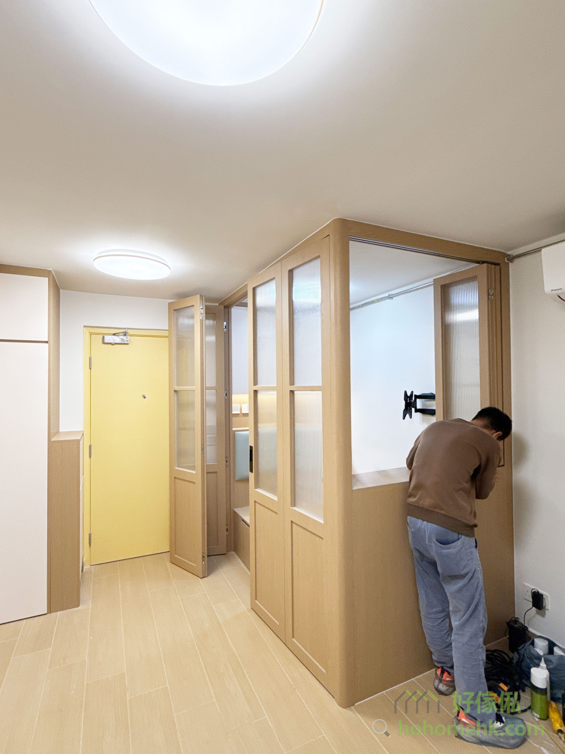 趟摺門對於客廳間房來說,是一款非常實用的設計元素,特別適合香港的小型單位。在間房與客廳之間加入趟摺門,不僅可以在日間完全打開,令客廳視覺上更為通透;而在需要私密空間時,又能輕鬆關合。這樣的布局,不僅提升空間的可塑性,亦讓日後更換房內傢俬變得更加方便,減少清拆和搬運的麻煩。