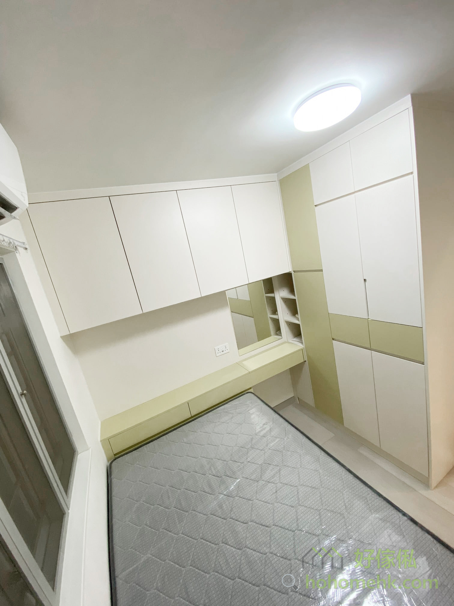 衣櫃連接床頭櫃的一體化設計,讓整個房間的線條更加流暢,傳遞一種乾淨簡約的感覺。上方的吊櫃提供更多垂直空間的儲物選擇,充分利用牆面的每一部分。這樣的設計不但提升空間利用率,更顯現出居室的整體感,避免凌亂感。